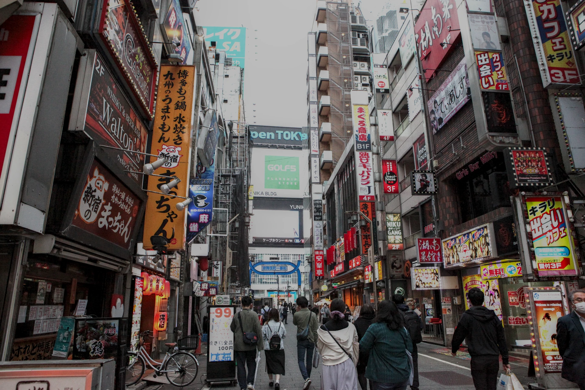 熱鬧的新宿街頭